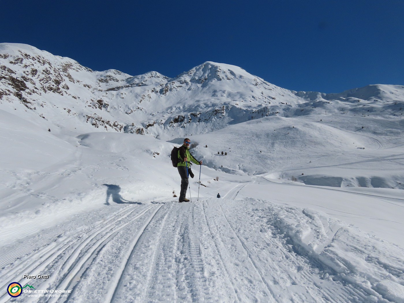 22 Proseguiamo in saliscendi pestando neve battuta.JPG